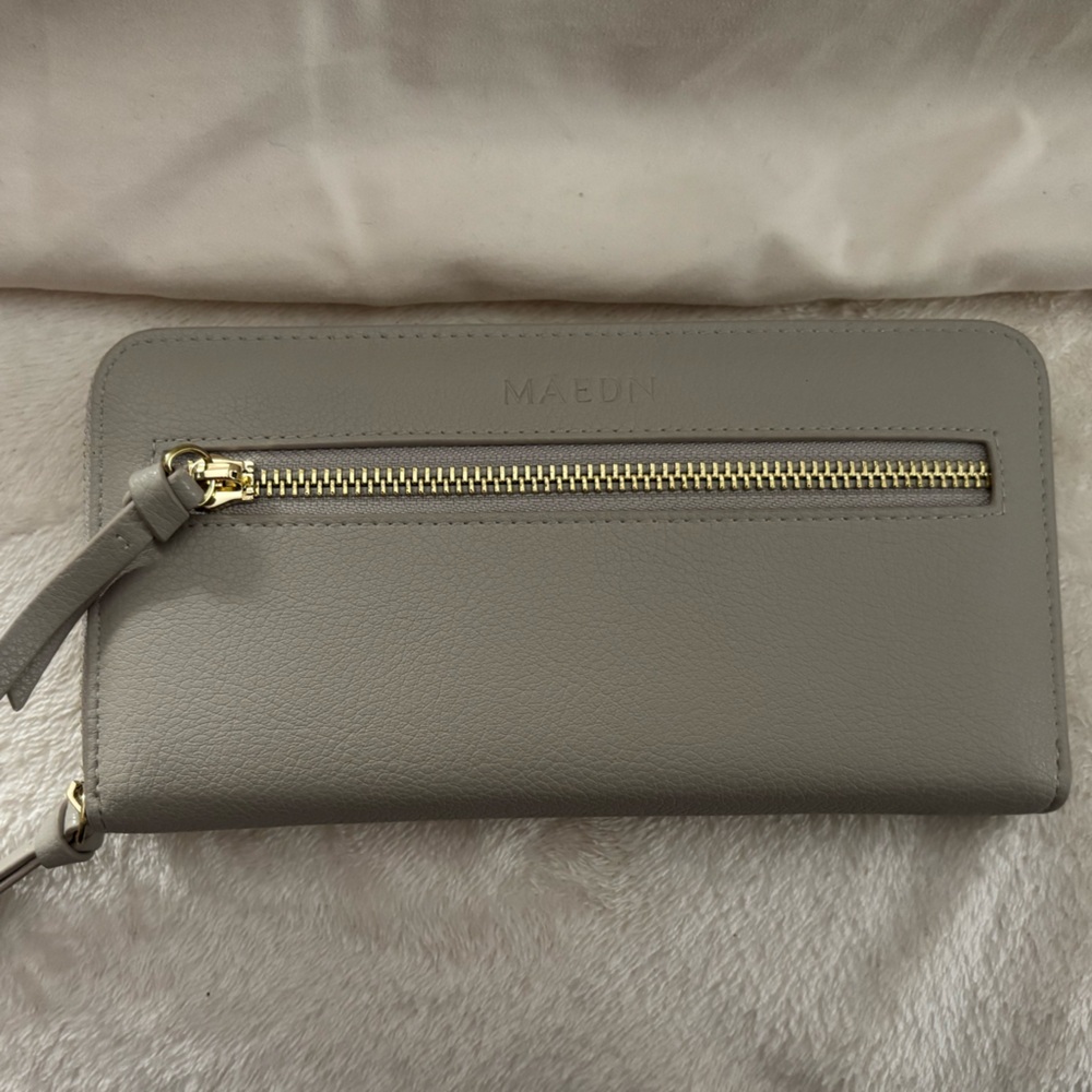 Māedn Wristlet Wallet in Dove Gray- Brand New!
